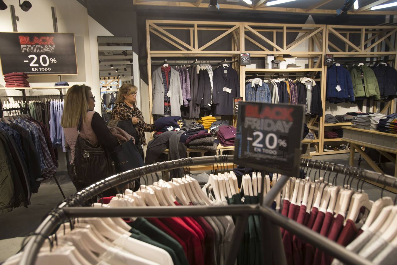 Miles de compradores se han lanzado a las tiendas para aprovechar las ofertas en tecnología, moda y todo tipo de productos que los comercios han preparado en este 'viernes negro' 