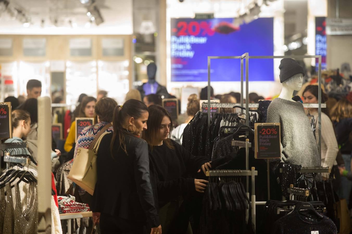 Miles de compradores se han lanzado a las tiendas para aprovechar las ofertas en tecnología, moda y todo tipo de productos que los comercios han preparado en este 'viernes negro' 