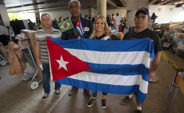 Médicos cubanos abandonan Brasil.