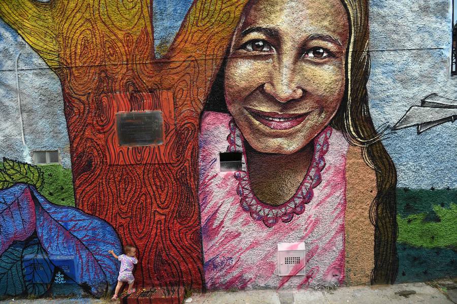 El Primer Festival Internacional de Murales por la Paz en San Carlos, departamento de Antioquia, Colombia. Esta ciudad está ubicada en una región geográfica estratégica donde grupos paramilitares y guerrilleros lucharon por el control del territorio. Según los organizadores del evento, el Festival Mural está dirigido a cambiar la percepción negativa de la ciudad, conocida principalmente por su pasado violento, en un sitio abierto al turismo que ofrece buenas instalaciones de alojamiento, actividades como ecoturismo y ahora agrega un circuito de 56 murales. a recorrer.