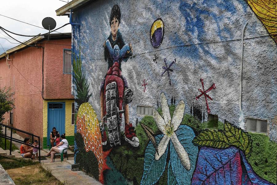 El Primer Festival Internacional de Murales por la Paz en San Carlos, departamento de Antioquia, Colombia. Esta ciudad está ubicada en una región geográfica estratégica donde grupos paramilitares y guerrilleros lucharon por el control del territorio. Según los organizadores del evento, el Festival Mural está dirigido a cambiar la percepción negativa de la ciudad, conocida principalmente por su pasado violento, en un sitio abierto al turismo que ofrece buenas instalaciones de alojamiento, actividades como ecoturismo y ahora agrega un circuito de 56 murales. a recorrer.