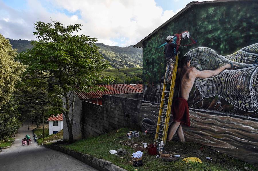 El Primer Festival Internacional de Murales por la Paz en San Carlos, departamento de Antioquia, Colombia. Esta ciudad está ubicada en una región geográfica estratégica donde grupos paramilitares y guerrilleros lucharon por el control del territorio. Según los organizadores del evento, el Festival Mural está dirigido a cambiar la percepción negativa de la ciudad, conocida principalmente por su pasado violento, en un sitio abierto al turismo que ofrece buenas instalaciones de alojamiento, actividades como ecoturismo y ahora agrega un circuito de 56 murales. a recorrer.