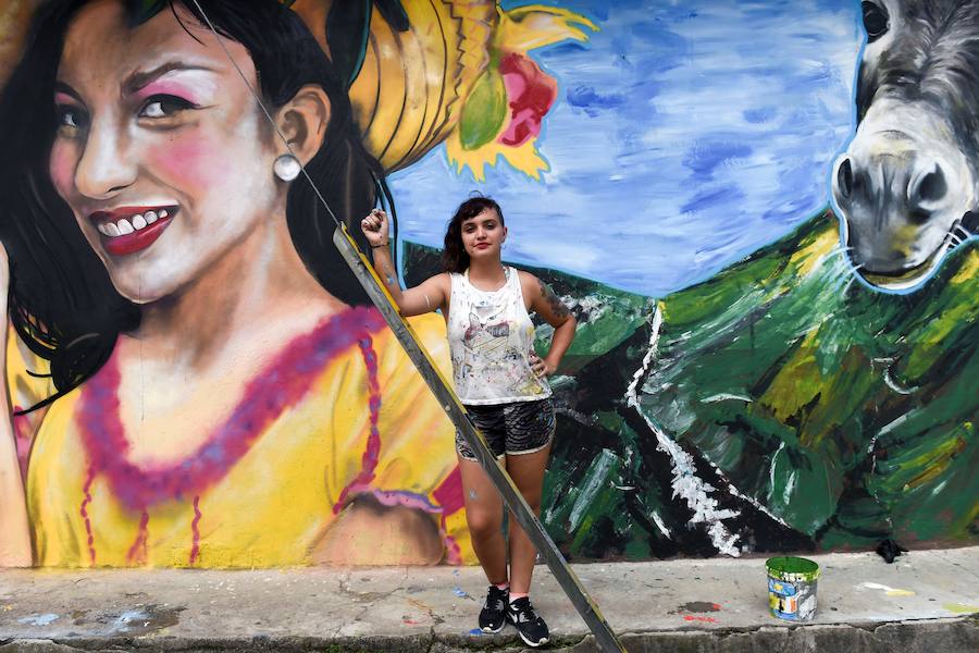 El Primer Festival Internacional de Murales por la Paz en San Carlos, departamento de Antioquia, Colombia. Esta ciudad está ubicada en una región geográfica estratégica donde grupos paramilitares y guerrilleros lucharon por el control del territorio. Según los organizadores del evento, el Festival Mural está dirigido a cambiar la percepción negativa de la ciudad, conocida principalmente por su pasado violento, en un sitio abierto al turismo que ofrece buenas instalaciones de alojamiento, actividades como ecoturismo y ahora agrega un circuito de 56 murales. a recorrer.