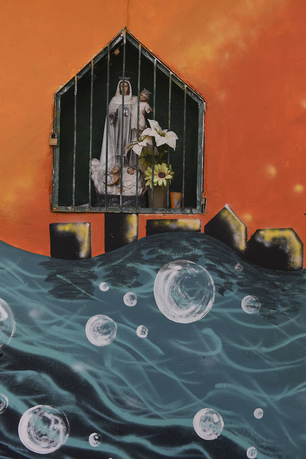 El Primer Festival Internacional de Murales por la Paz en San Carlos, departamento de Antioquia, Colombia. Esta ciudad está ubicada en una región geográfica estratégica donde grupos paramilitares y guerrilleros lucharon por el control del territorio. Según los organizadores del evento, el Festival Mural está dirigido a cambiar la percepción negativa de la ciudad, conocida principalmente por su pasado violento, en un sitio abierto al turismo que ofrece buenas instalaciones de alojamiento, actividades como ecoturismo y ahora agrega un circuito de 56 murales. a recorrer.