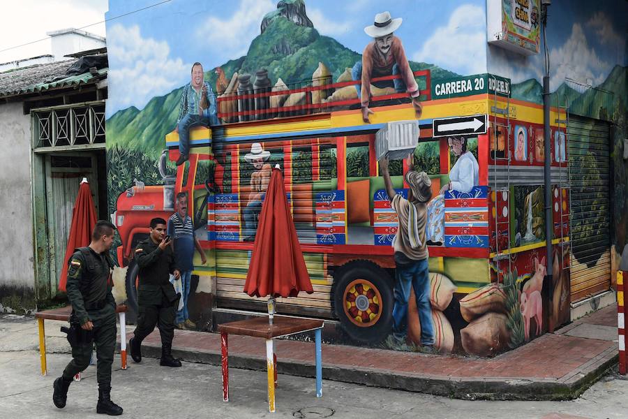 El Primer Festival Internacional de Murales por la Paz en San Carlos, departamento de Antioquia, Colombia. Esta ciudad está ubicada en una región geográfica estratégica donde grupos paramilitares y guerrilleros lucharon por el control del territorio. Según los organizadores del evento, el Festival Mural está dirigido a cambiar la percepción negativa de la ciudad, conocida principalmente por su pasado violento, en un sitio abierto al turismo que ofrece buenas instalaciones de alojamiento, actividades como ecoturismo y ahora agrega un circuito de 56 murales. a recorrer.