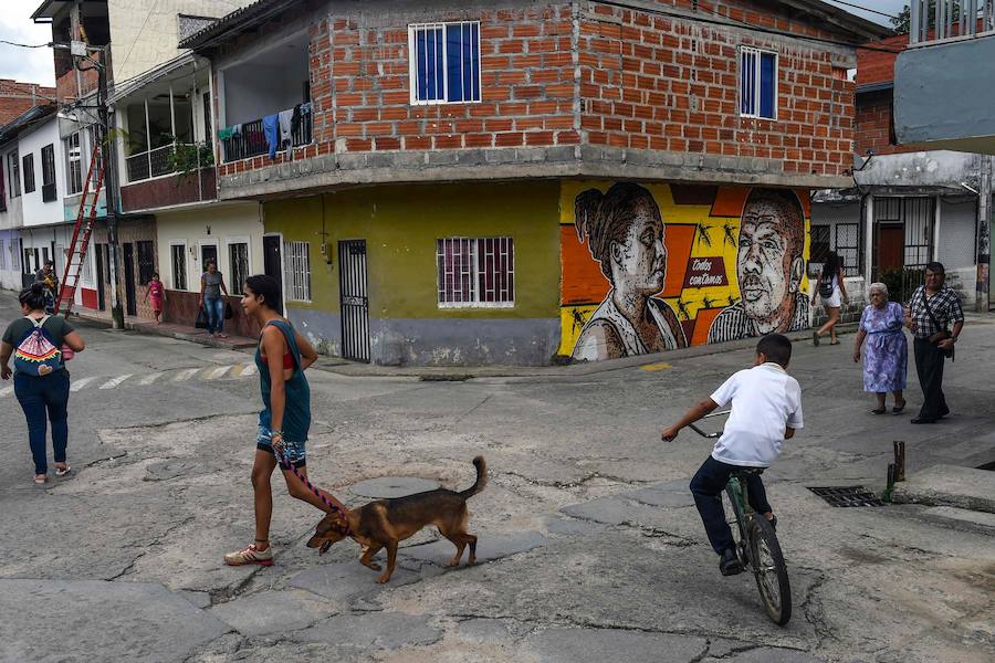 El Primer Festival Internacional de Murales por la Paz en San Carlos, departamento de Antioquia, Colombia. Esta ciudad está ubicada en una región geográfica estratégica donde grupos paramilitares y guerrilleros lucharon por el control del territorio. Según los organizadores del evento, el Festival Mural está dirigido a cambiar la percepción negativa de la ciudad, conocida principalmente por su pasado violento, en un sitio abierto al turismo que ofrece buenas instalaciones de alojamiento, actividades como ecoturismo y ahora agrega un circuito de 56 murales. a recorrer.