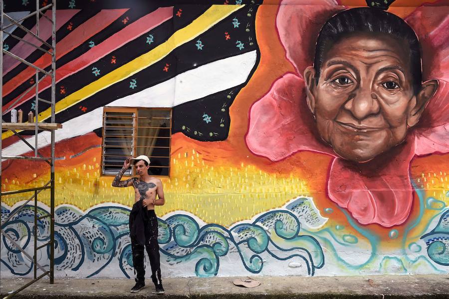 El Primer Festival Internacional de Murales por la Paz en San Carlos, departamento de Antioquia, Colombia. Esta ciudad está ubicada en una región geográfica estratégica donde grupos paramilitares y guerrilleros lucharon por el control del territorio. Según los organizadores del evento, el Festival Mural está dirigido a cambiar la percepción negativa de la ciudad, conocida principalmente por su pasado violento, en un sitio abierto al turismo que ofrece buenas instalaciones de alojamiento, actividades como ecoturismo y ahora agrega un circuito de 56 murales. a recorrer.