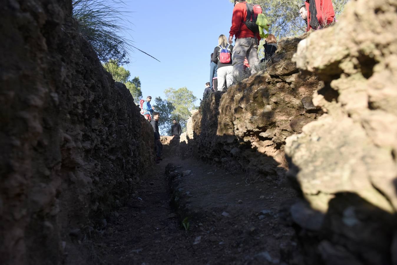 'La Verdad' se une a una excursión organizada por la Concejalía de Juventud por las zanjas defensivas en el Valle Perdido