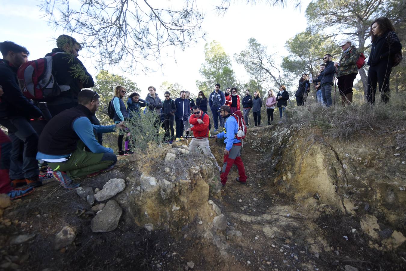'La Verdad' se une a una excursión organizada por la Concejalía de Juventud por las zanjas defensivas en el Valle Perdido
