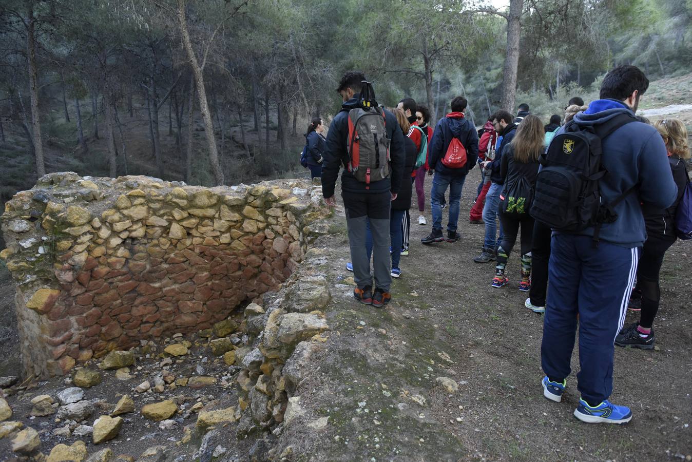 'La Verdad' se une a una excursión organizada por la Concejalía de Juventud por las zanjas defensivas en el Valle Perdido