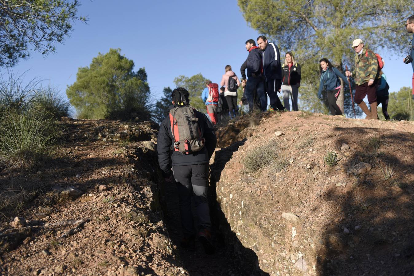 'La Verdad' se une a una excursión organizada por la Concejalía de Juventud por las zanjas defensivas en el Valle Perdido