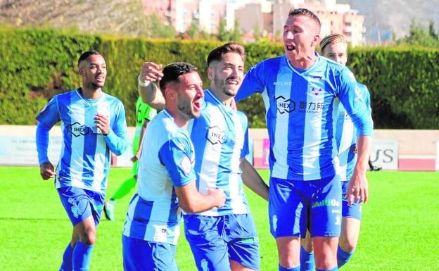 Los jugadores del Jumilla celebran uno de sus goles.