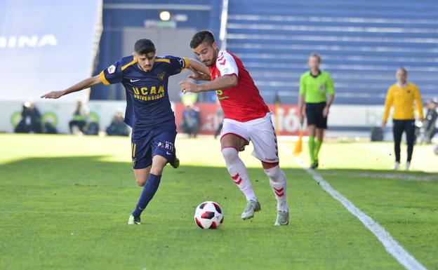 Isi Ros, jugador del UCAM CF, en un lance del encuentro.