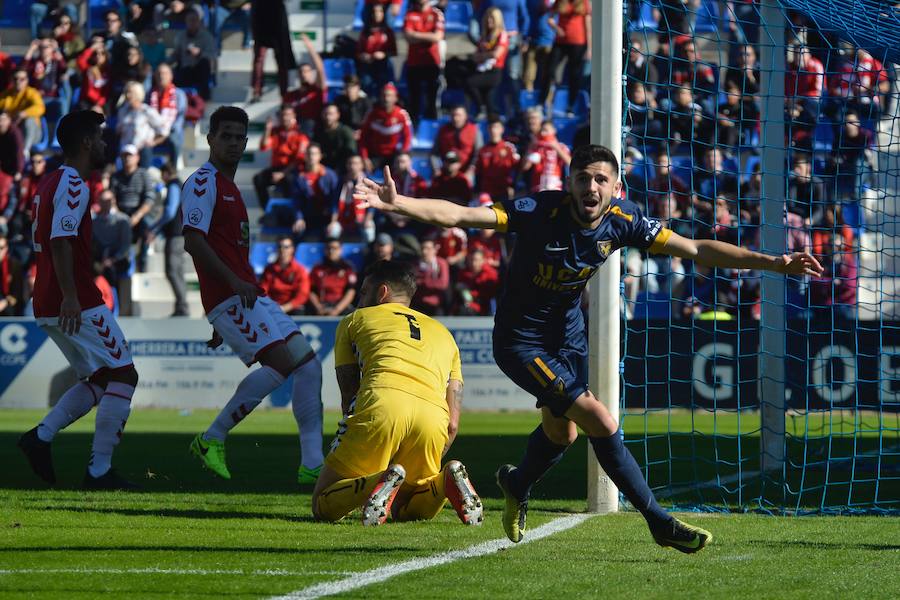 Los universitarios ganaron gracias a los goles de Kilian Grant y de Isi Ros, la expulsión de este último en la segunda parte marcó el dominio final de los de Herrero, que no aprovecharon la superioridad para empatar el encuentro