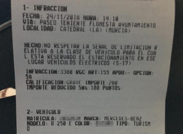 La denuncia identifica un modelo eléctrico pese a indicar que el coche no estaba autirzado para aparcar en esa plaza para vehículos eléctricos. 