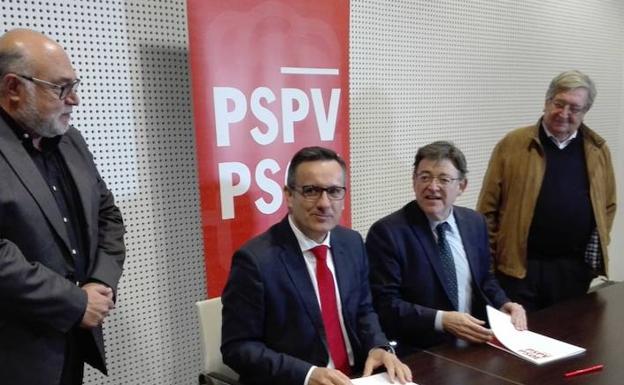 El secretario general del PSRM y candidato a la presidencia de la Comunidad, Diego Conesa, junto al presidente de la Generalitat y secretario general del PSPV-PSOE, Ximo Puig, en el acto celebrado este lunes en Torrevieja.