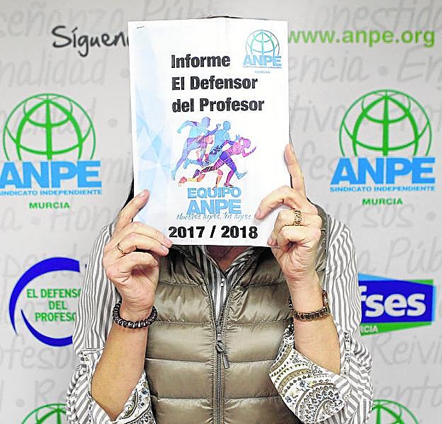 Maite acudió ayer a la rueda de prensa de presentación del informe del Defensor del Profesor. 