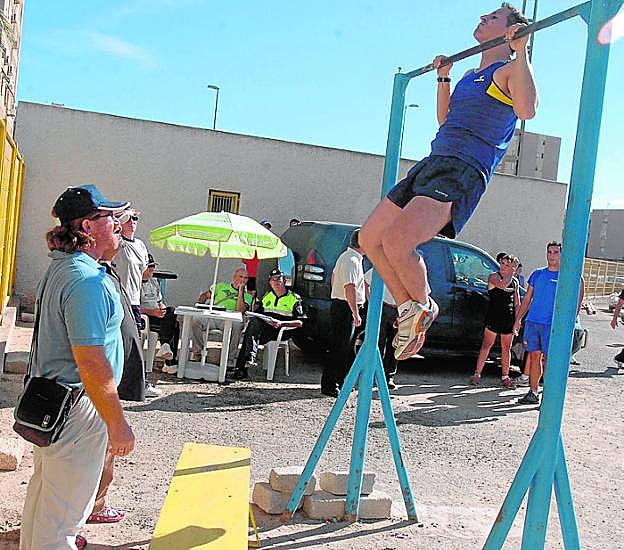 Un aspirante a policía local, en las pruebas físicas de 2006. 