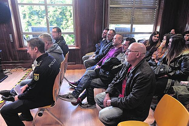 Los condenados por integrar un grupo dedicado al tráfico de cocaína, ayer, en la vista en la Audiencia Provincial. 