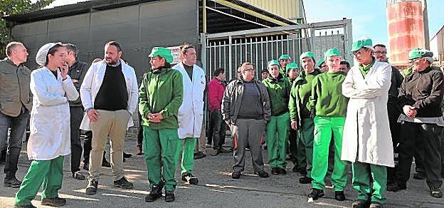 Trabajadores de Faroliva, ayer, durante su concentración en las instalaciones de la empresa, con su gerente Miguel Sánchez (1i). 