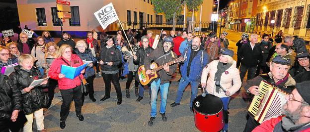 Un grupo de vecinos se concentró anoche ante la Delegación del Gobierno para exigir que no se cierre el paso a nivel de Santiago el Mayor. 