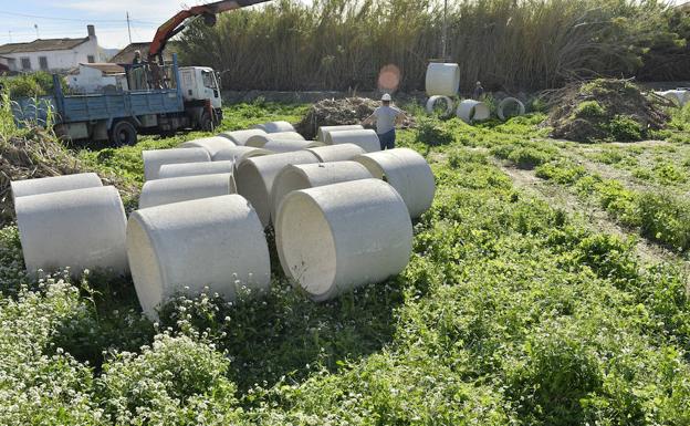 Obras en la acequia situada en el carril de Los Chornos, este martes.