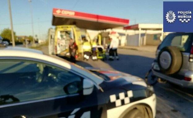 Efectivos sanitarios auxilian al ciclista herido.