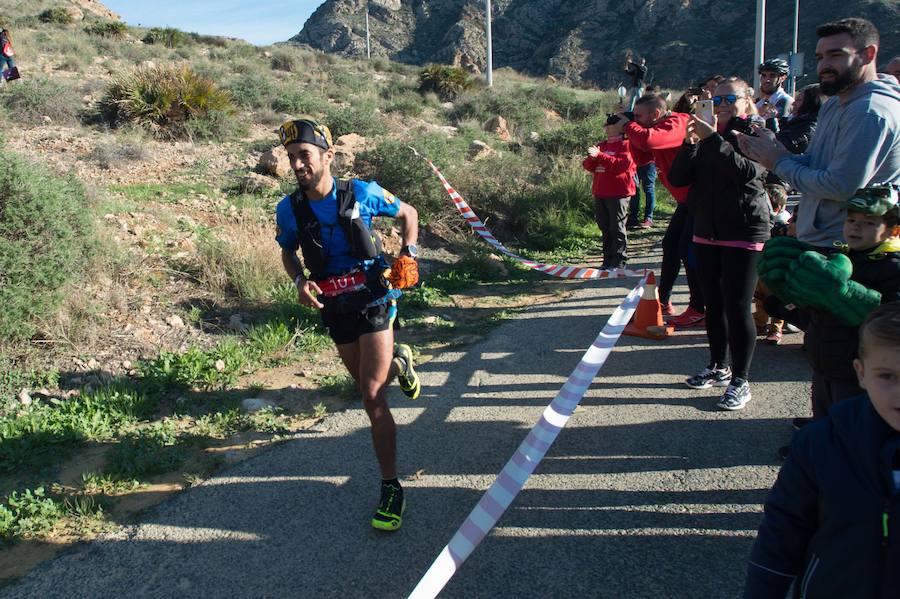 Repite triunfo en el maratón, por delante de Manuel López, que se abrió la cabeza al chocar contra una señal de tráfico