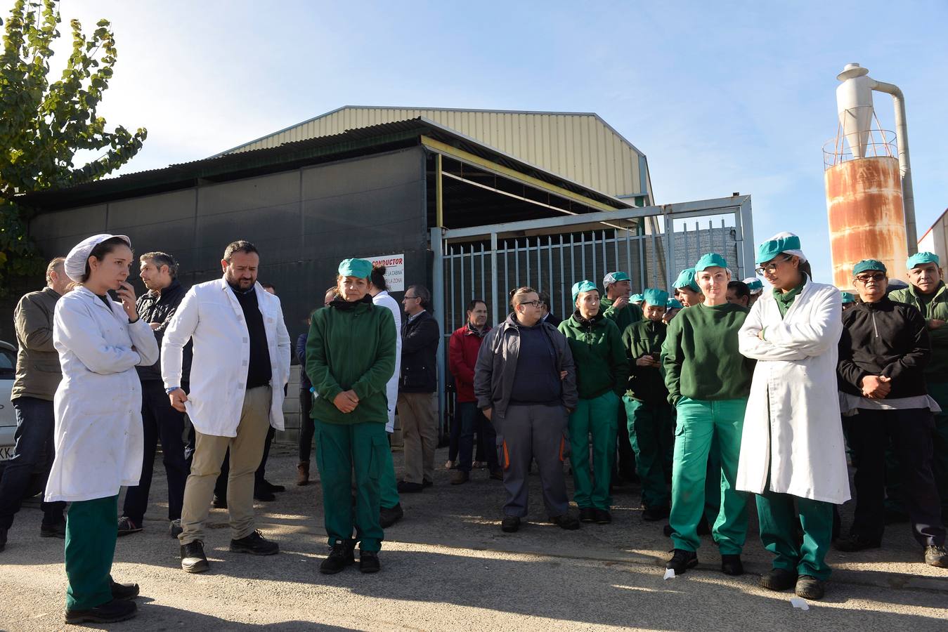 Los trabajadores y la dirección de la empresa se concentran en la nave de logística para evitarel intento de desahuciopor parte del Ministerio