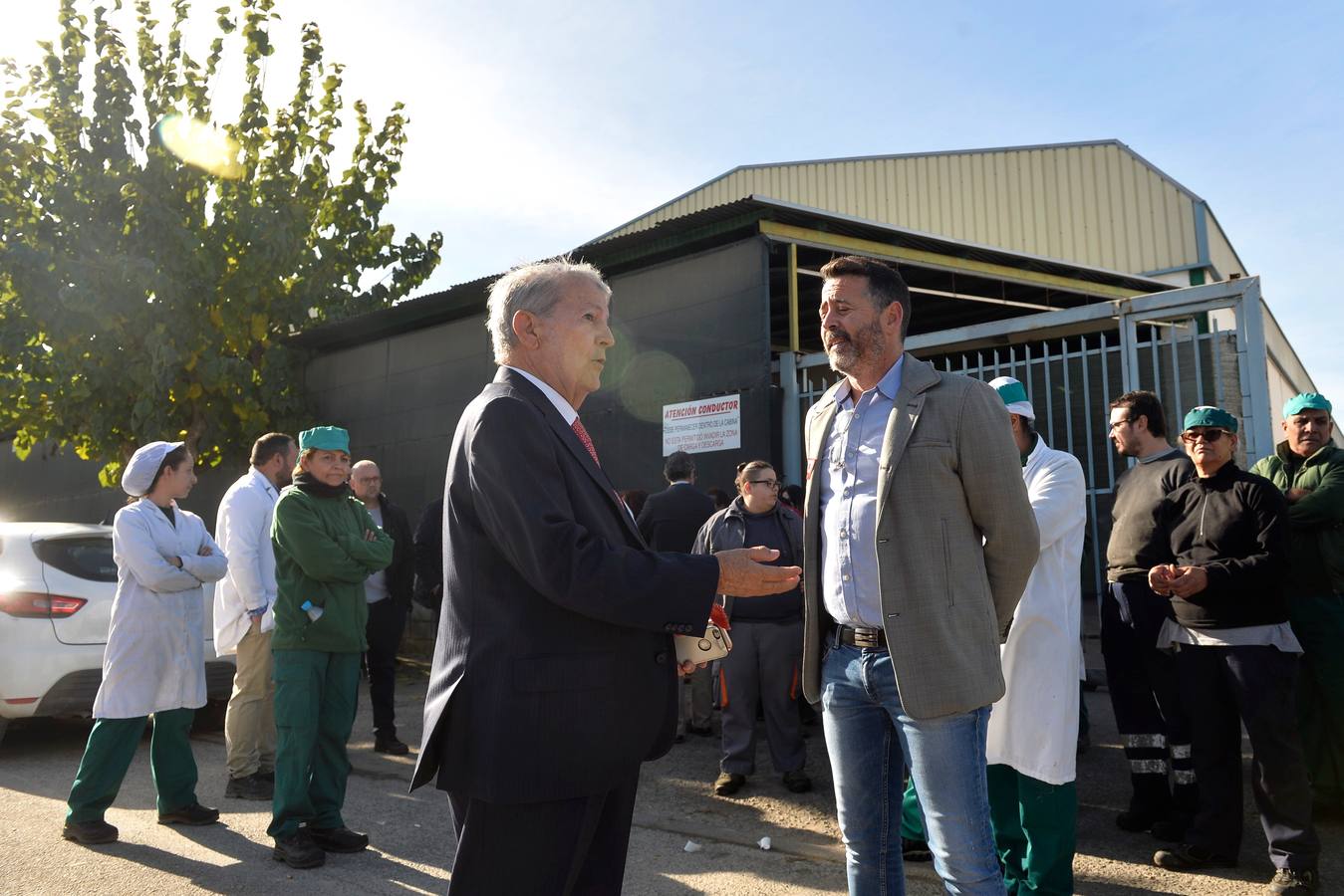 Los trabajadores y la dirección de la empresa se concentran en la nave de logística para evitarel intento de desahuciopor parte del Ministerio