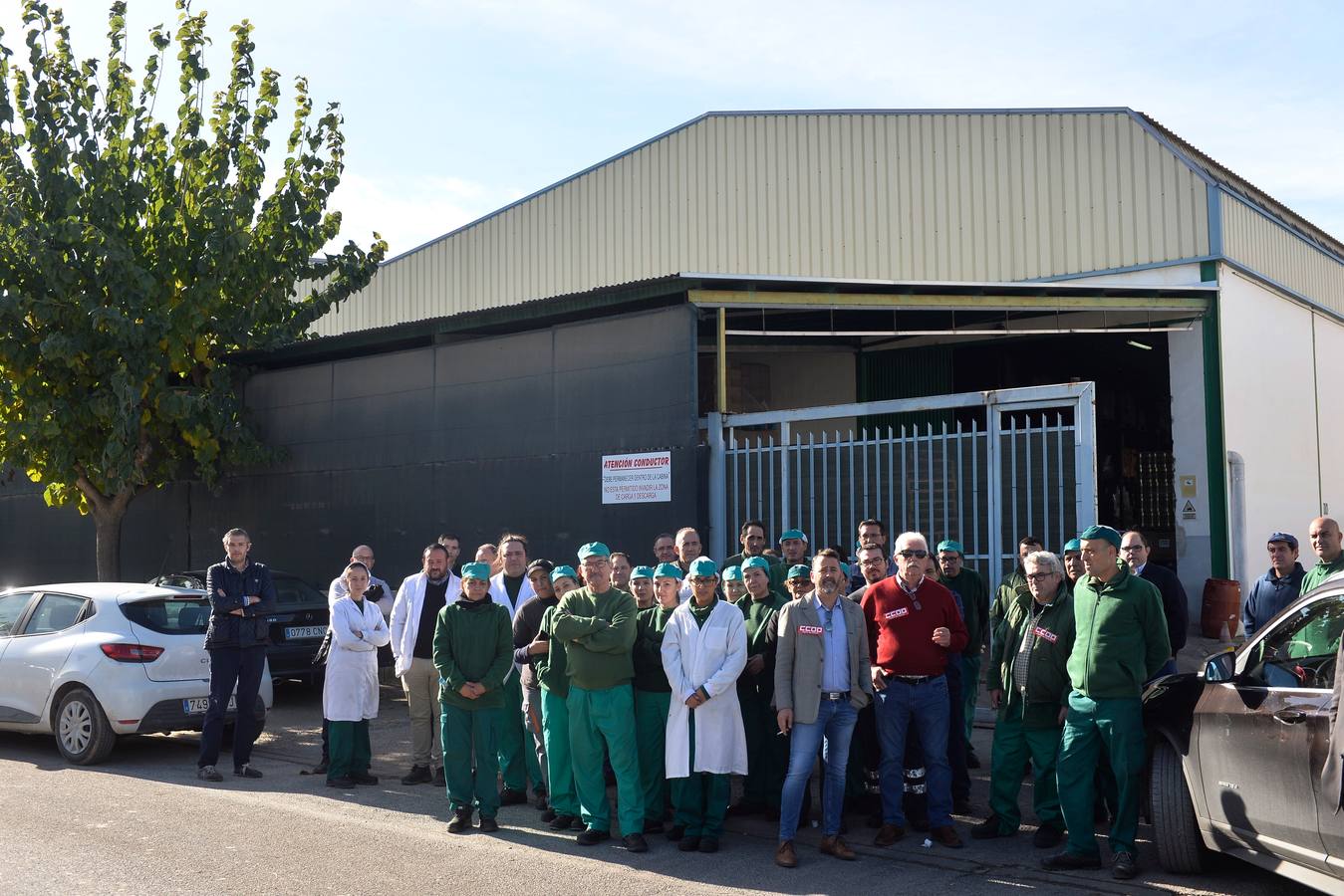 Los trabajadores y la dirección de la empresa se concentran en la nave de logística para evitarel intento de desahuciopor parte del Ministerio