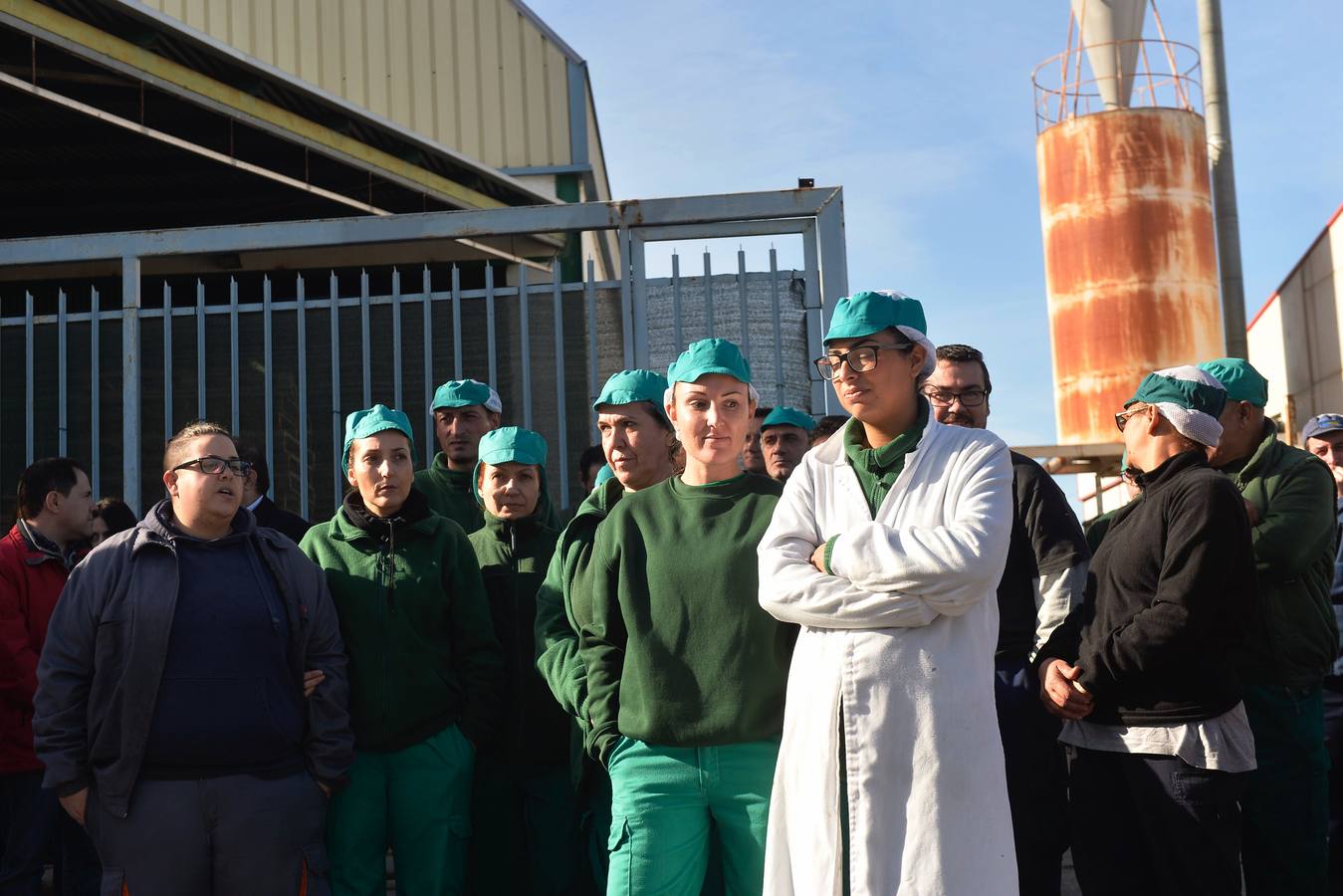 Los trabajadores y la dirección de la empresa se concentran en la nave de logística para evitarel intento de desahuciopor parte del Ministerio