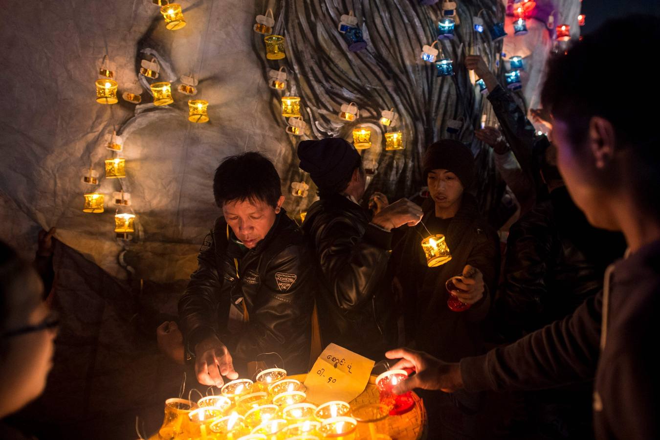 Devotos rezan durante el Festival de Tazaungdaing, en el templo budista de Kaba Aye Pagoda, en Rangún, Birmania. El Festival de Tazaungdaing es celebrado el día de luna llena de Tazaungmon, el octavo mes del calendario birmano, cuya procesión marca el final de la temporada de lluvias en el país.