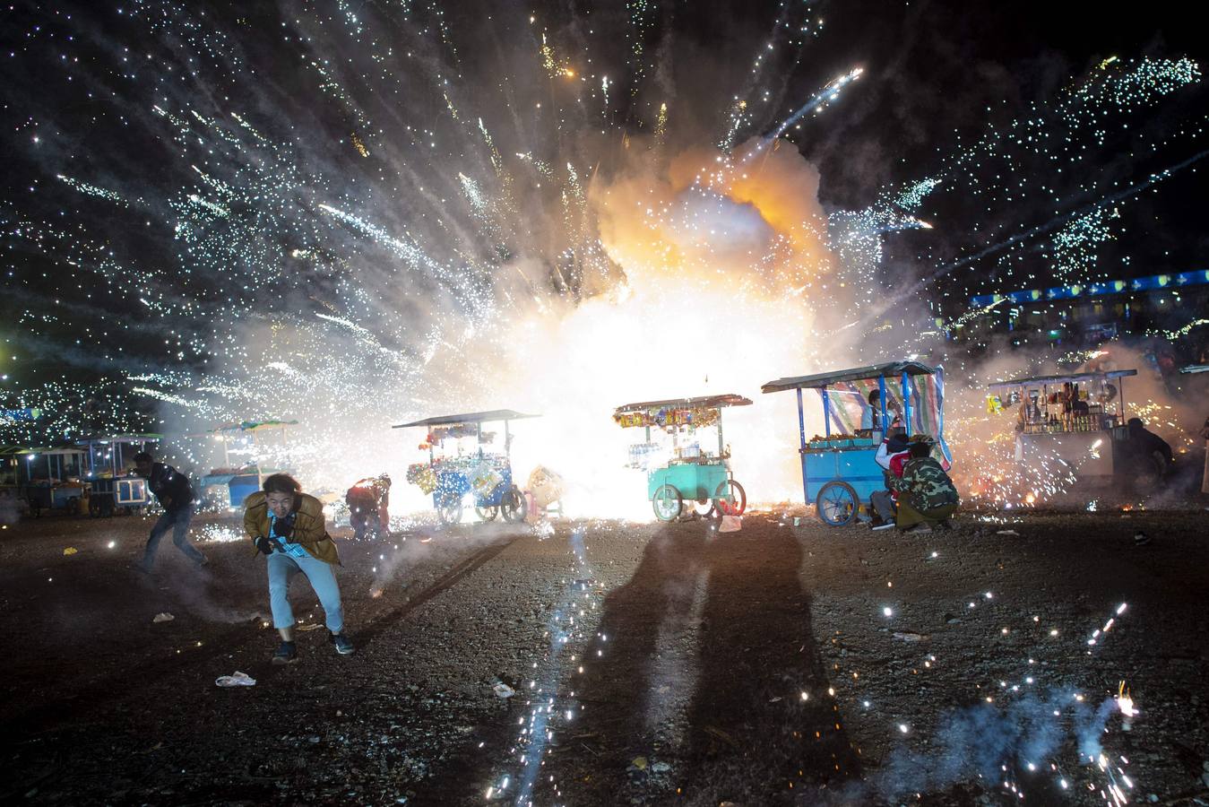 Devotos rezan durante el Festival de Tazaungdaing, en el templo budista de Kaba Aye Pagoda, en Rangún, Birmania. El Festival de Tazaungdaing es celebrado el día de luna llena de Tazaungmon, el octavo mes del calendario birmano, cuya procesión marca el final de la temporada de lluvias en el país.