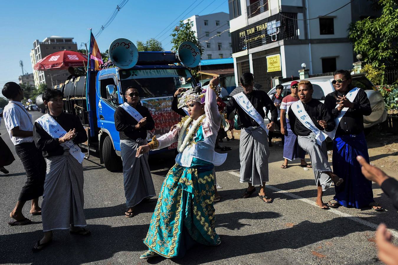 Devotos rezan durante el Festival de Tazaungdaing, en el templo budista de Kaba Aye Pagoda, en Rangún, Birmania. El Festival de Tazaungdaing es celebrado el día de luna llena de Tazaungmon, el octavo mes del calendario birmano, cuya procesión marca el final de la temporada de lluvias en el país.