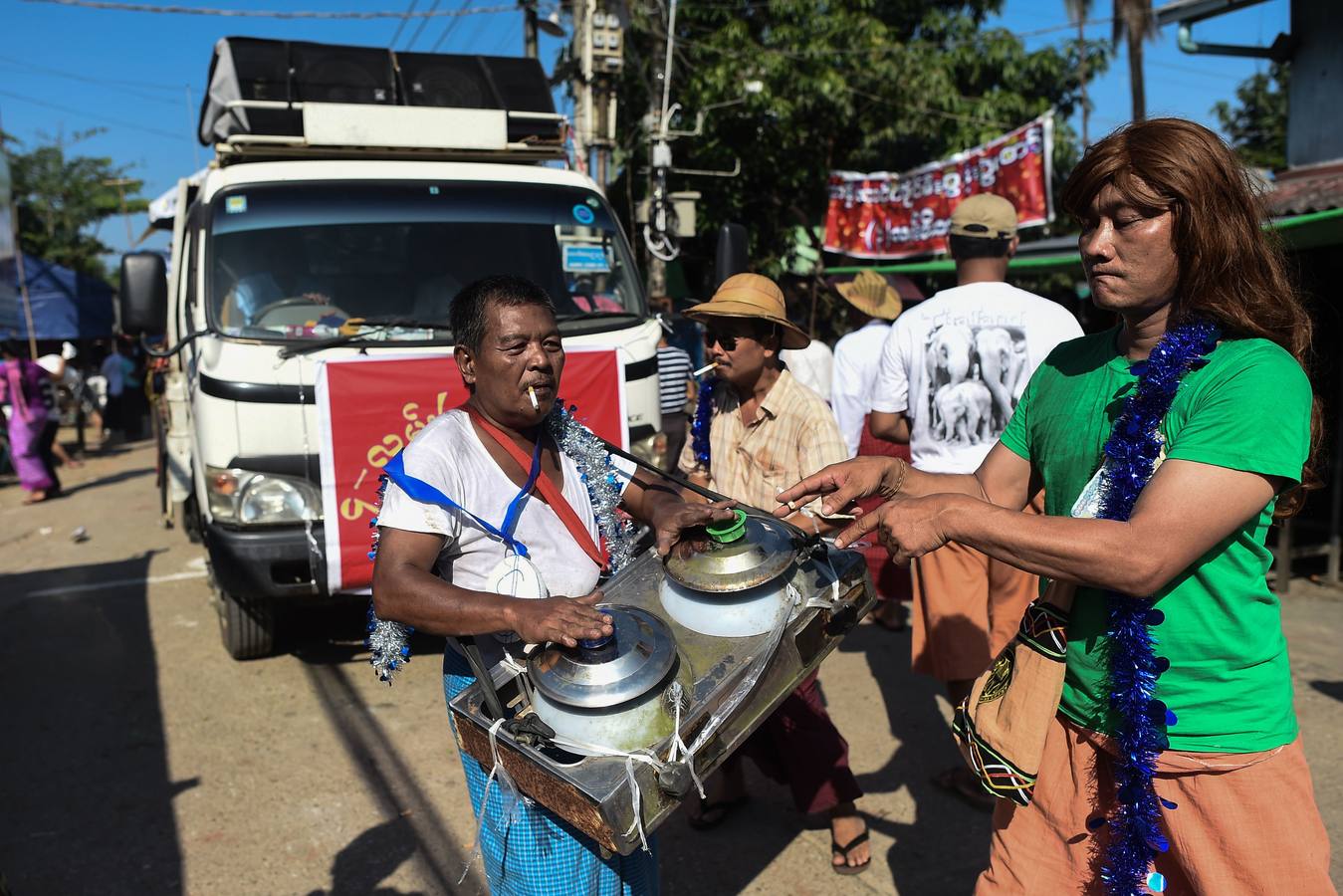 Devotos rezan durante el Festival de Tazaungdaing, en el templo budista de Kaba Aye Pagoda, en Rangún, Birmania. El Festival de Tazaungdaing es celebrado el día de luna llena de Tazaungmon, el octavo mes del calendario birmano, cuya procesión marca el final de la temporada de lluvias en el país.