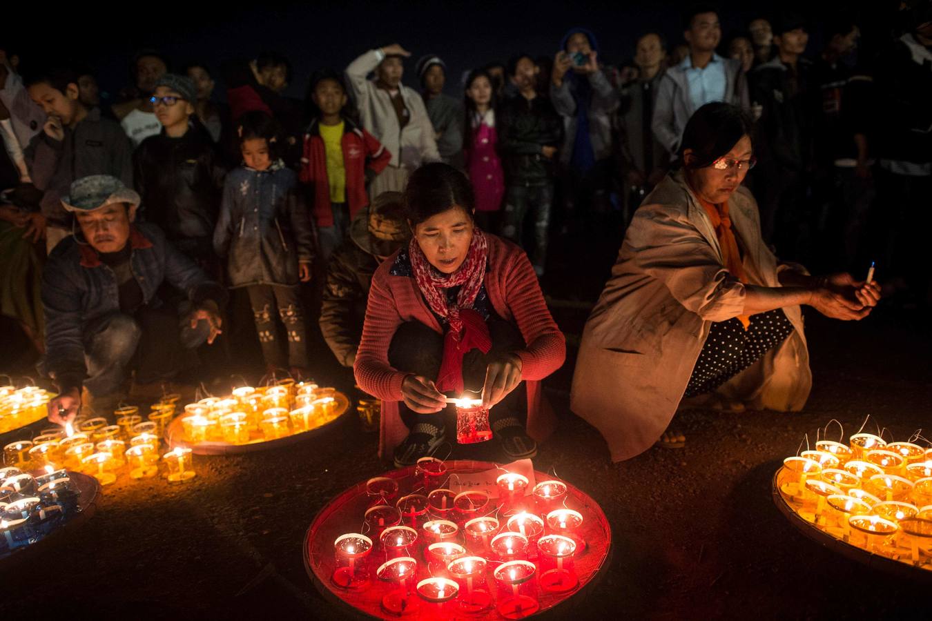 Devotos rezan durante el Festival de Tazaungdaing, en el templo budista de Kaba Aye Pagoda, en Rangún, Birmania. El Festival de Tazaungdaing es celebrado el día de luna llena de Tazaungmon, el octavo mes del calendario birmano, cuya procesión marca el final de la temporada de lluvias en el país.