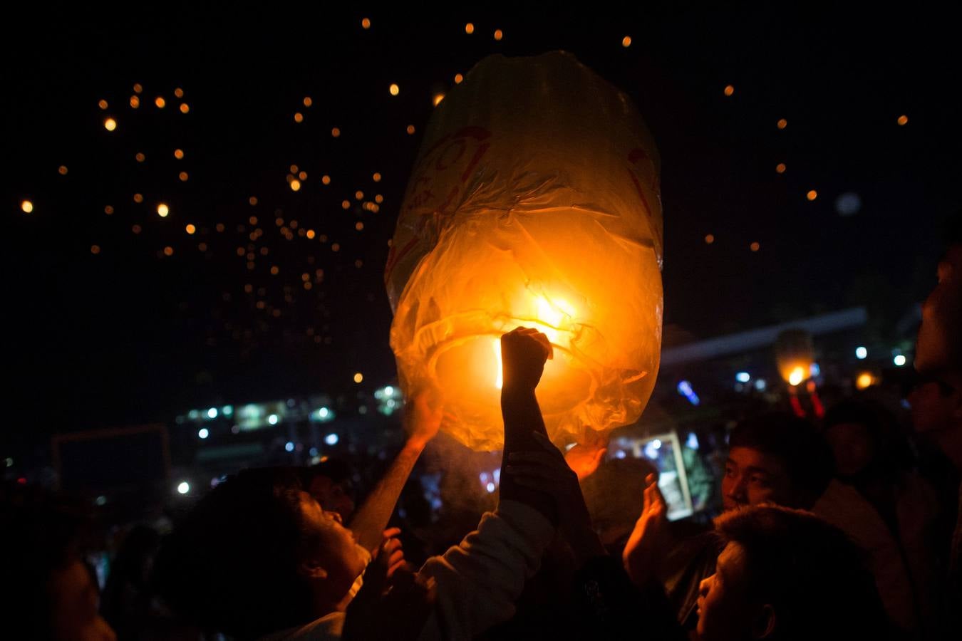 Devotos rezan durante el Festival de Tazaungdaing, en el templo budista de Kaba Aye Pagoda, en Rangún, Birmania. El Festival de Tazaungdaing es celebrado el día de luna llena de Tazaungmon, el octavo mes del calendario birmano, cuya procesión marca el final de la temporada de lluvias en el país.