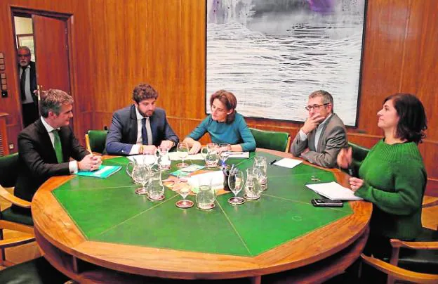 Del Amor, López Miras, Teresa Ribera, Hugo Morán y Ana María Oñoro, ayer, en Madrid. 