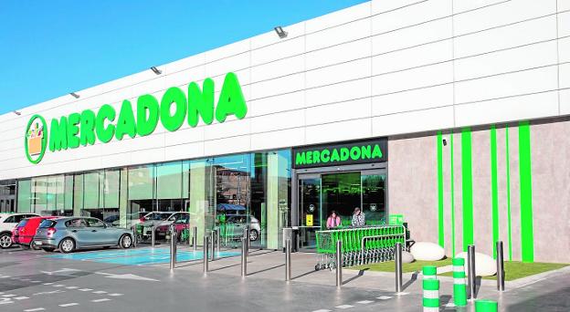 Fachada de supermercado Mercadona en Alcantarilla. Mercadona