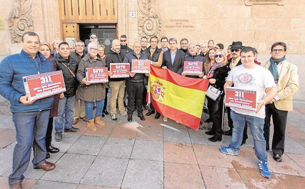 Un grupo de murcianos y miembros de la Asociación Salvar el Archivo de Salamanca junto a la puerta del Archivo de Salamanca, en una fotografía de archivo.