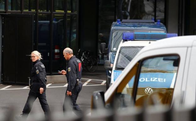 La policía alemana entra en la sede central del Deutsche Bank, en Fráncfort.