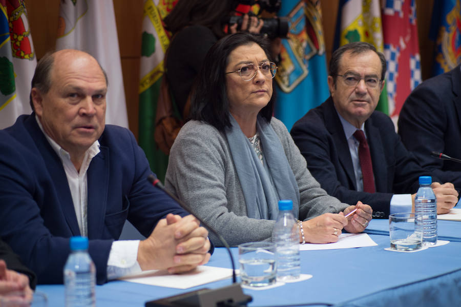 La Mesa del Agua de la Región, reunida con el presidente López Miras, prepara medidas judiciales y movilizaciones; mientras que los regantes critican al delegado del Gobierno