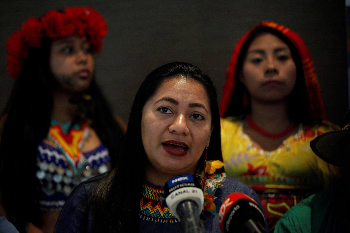 Indígenas Embera participan en el VII Congreso Territorial Mesoamericano, en Ciudad de Panamá (Panamá). Líderes indígenas colombianos dijeron estar intranquilos por la falta de recursos para la implementación del acuerdo de paz firmado entre el Gobierno y las FARC, un «retroceso» que puede llevar a que resurja o se recrudezca el conflicto.