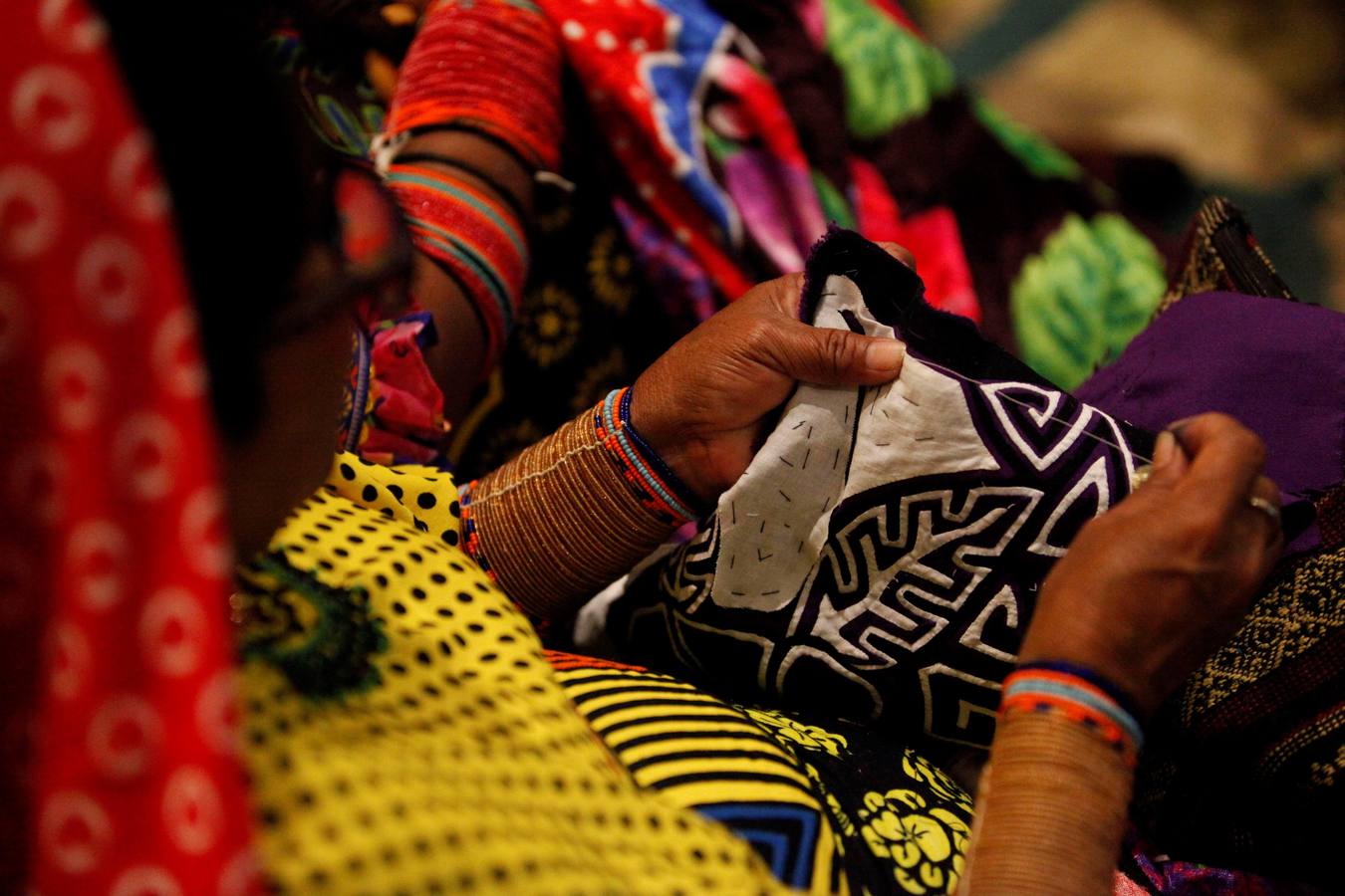 Indígenas Embera participan en el VII Congreso Territorial Mesoamericano, en Ciudad de Panamá (Panamá). Líderes indígenas colombianos dijeron estar intranquilos por la falta de recursos para la implementación del acuerdo de paz firmado entre el Gobierno y las FARC, un «retroceso» que puede llevar a que resurja o se recrudezca el conflicto.