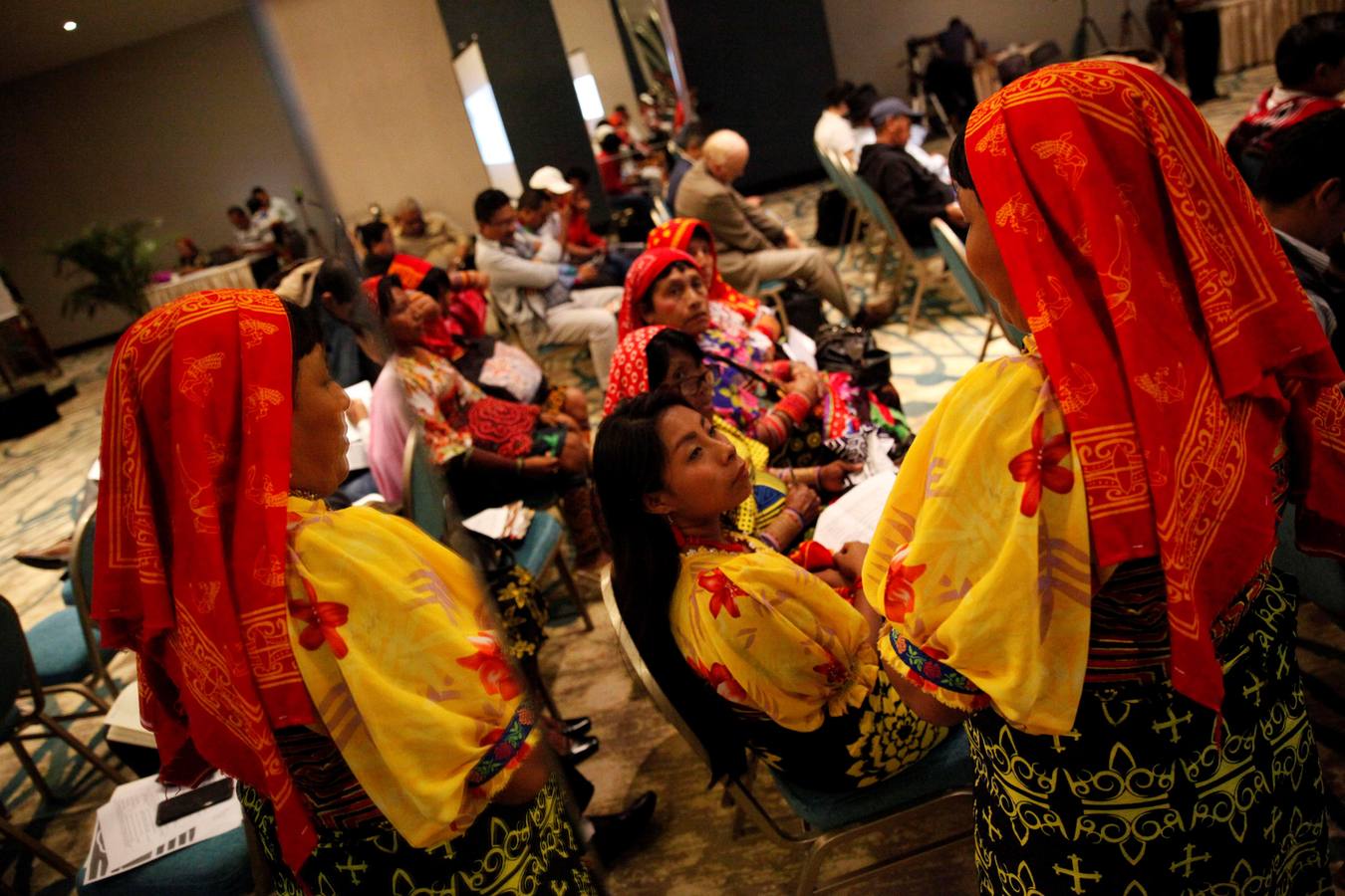 Indígenas Embera participan en el VII Congreso Territorial Mesoamericano, en Ciudad de Panamá (Panamá). Líderes indígenas colombianos dijeron estar intranquilos por la falta de recursos para la implementación del acuerdo de paz firmado entre el Gobierno y las FARC, un «retroceso» que puede llevar a que resurja o se recrudezca el conflicto.