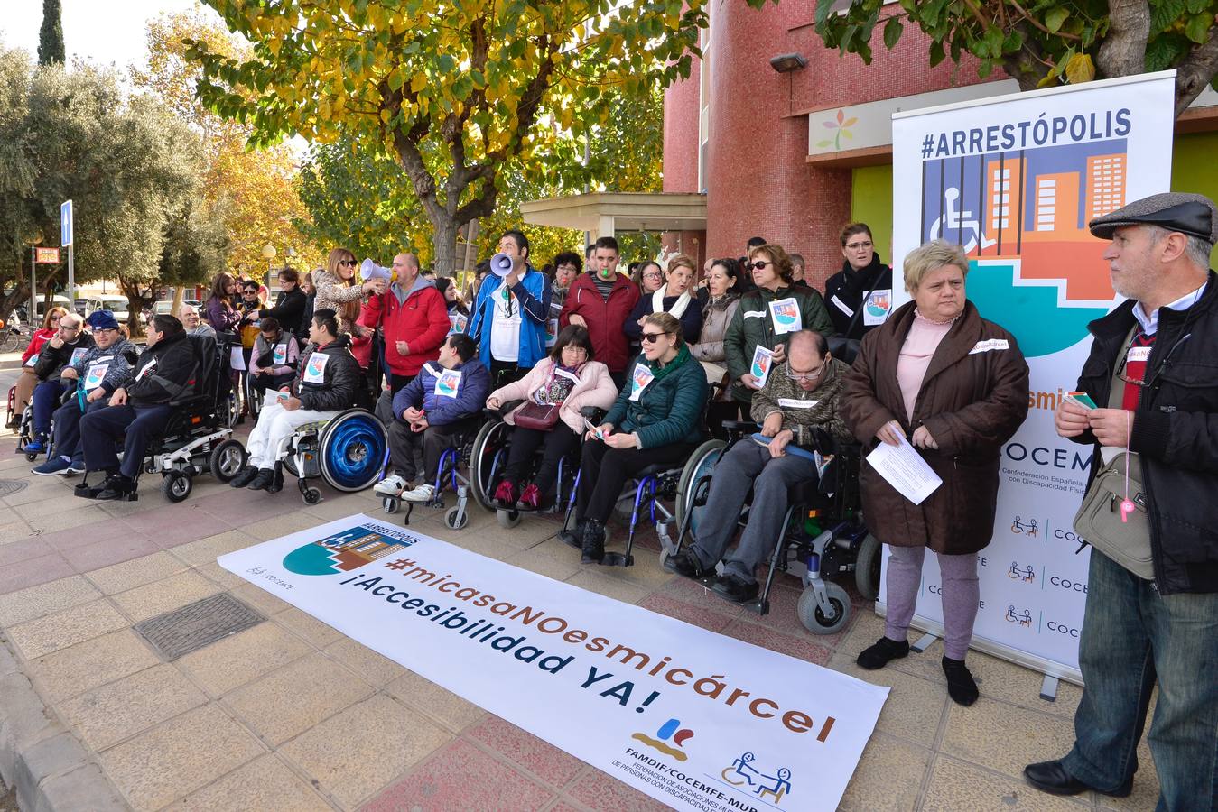 La presidenta de Famdif, Carmen Gil, megáfono en mano, clamó que «hay que evitar que nadie sufra como Ángeles».