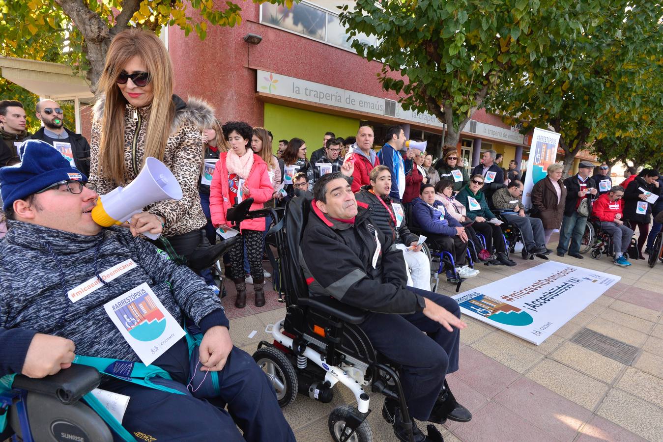 La presidenta de Famdif, Carmen Gil, megáfono en mano, clamó que «hay que evitar que nadie sufra como Ángeles».