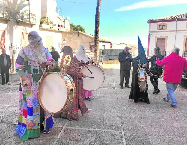 Un grupo de tamboristas de Moratalla hace sonar sus instrumentos, ayer, tras conocer el anuncio de la Unesco. 