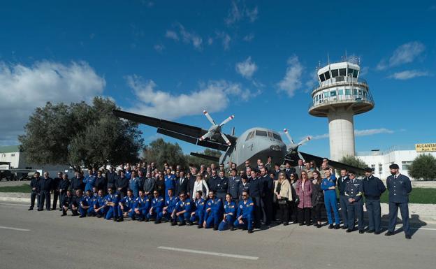 Foto de familia del acto del cierre de la temporada 2018 de la Patrulla Acrobática de Paracaidismo del Ejército del Aire (PAPEA).